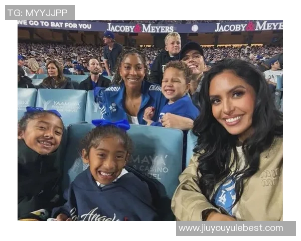 瓦妮莎携子女与坎迪斯帕克共赏道奇队晋级世界大赛精彩瞬间